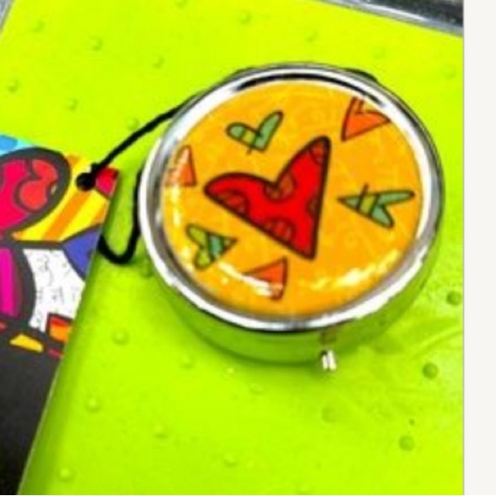 Romero Britto with red, yellow blue pillbox. Rare! - Picture 2 of 4